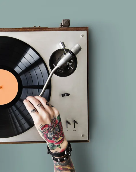 Hand in tatoeages met Vinyl — Stockfoto