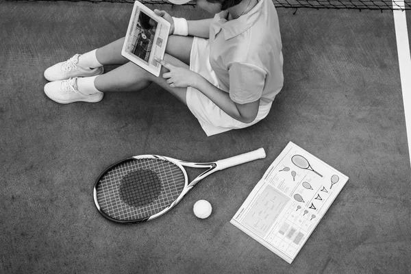 Jogador de Tennys feminino com tablet digital — Fotografia de Stock