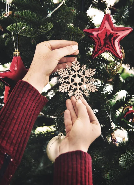 Woman decorating christmas tree — Stock Photo, Image