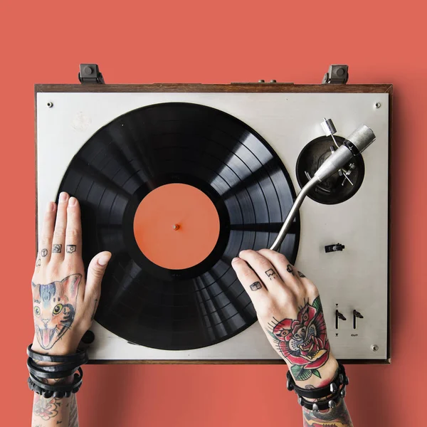 Handen in tatoeages met Vinyl — Stockfoto