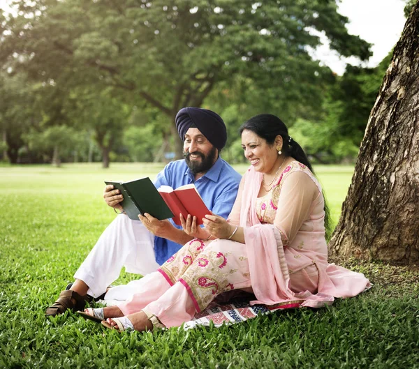 Ινδικό ζευγάρι ανάγνωση στο πάρκο — Φωτογραφία Αρχείου