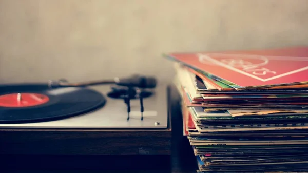 Vinyl portable player and records — Stock Photo, Image