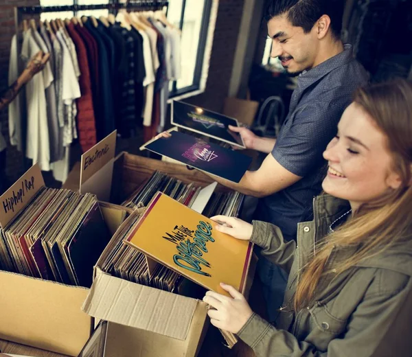 Arkadaşlar vinil kayıtları seçme — Stok fotoğraf