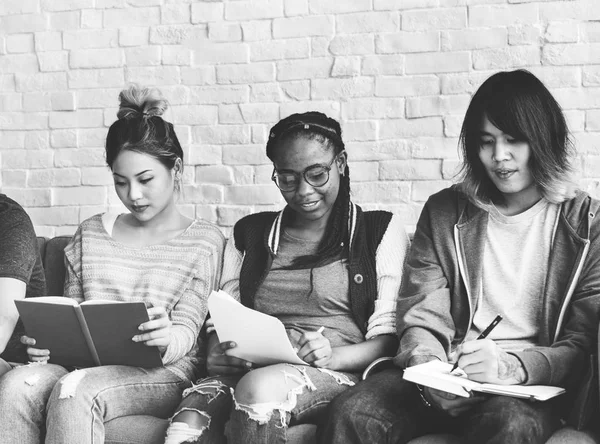 Estudiantes aprendiendo juntos — Foto de Stock