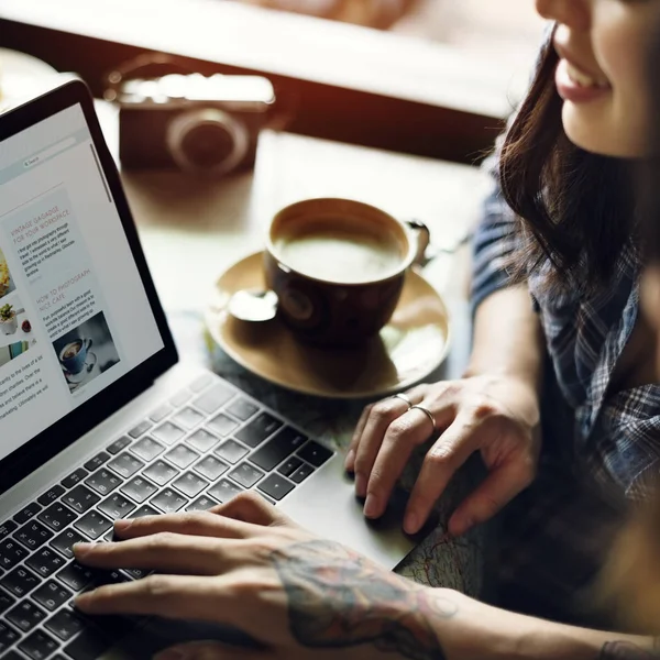 Vrouw surfen op internet op laptop — Stockfoto