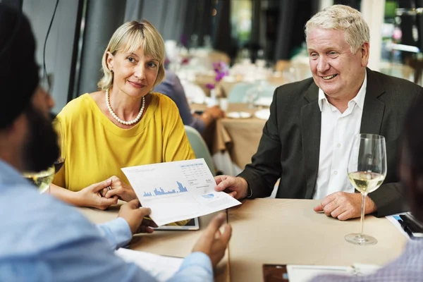 Geschäftsleute bei Treffen im Restaurant — Stockfoto