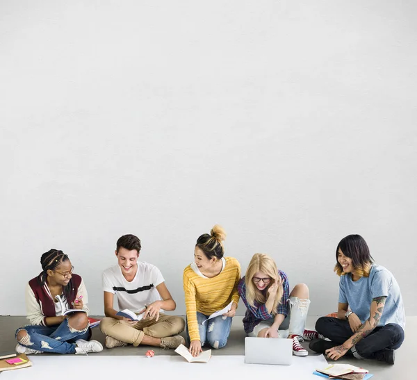 Studenten, die an dem Projekt arbeiten — Stockfoto