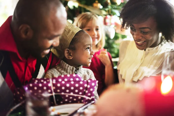 Bela família celebrando o Natal juntos — Fotografia de Stock