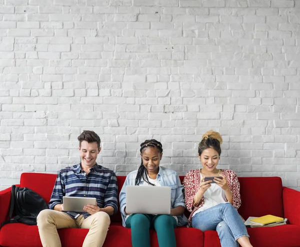 Studenten met behulp van digitale apparaten — Stockfoto