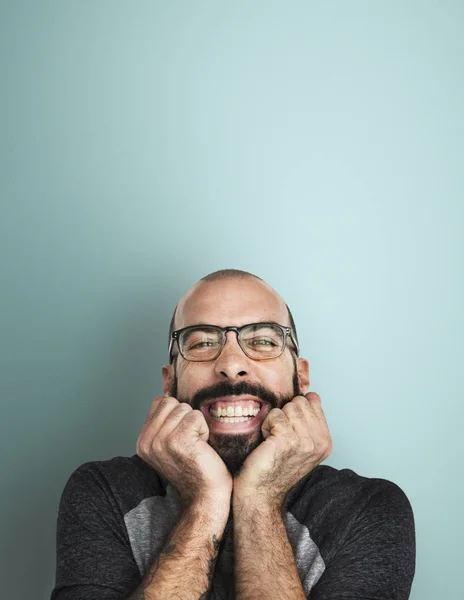 Glimlachend Kaukasische man met baard — Stockfoto