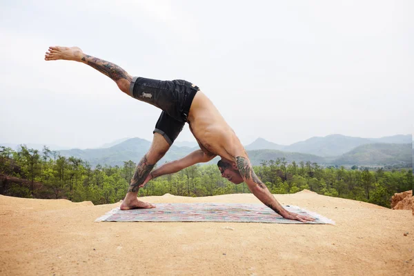 Man utövar yoga — Stockfoto