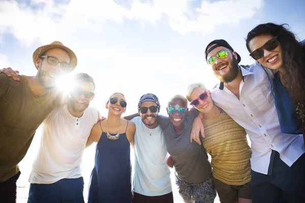 Människor Hugging på stranden — Stockfoto