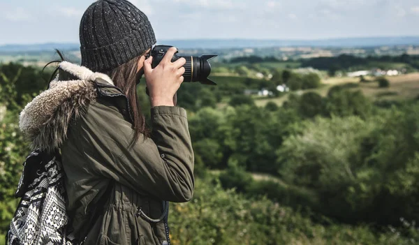 Wanita muda dengan kamera foto — Stok Foto