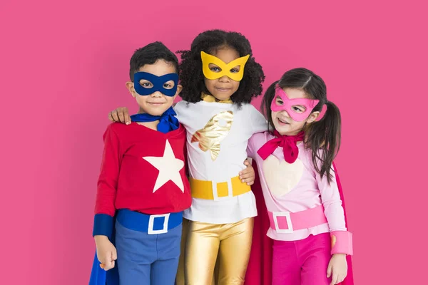 Дети супергероев обнимаются и позируют — стоковое фото