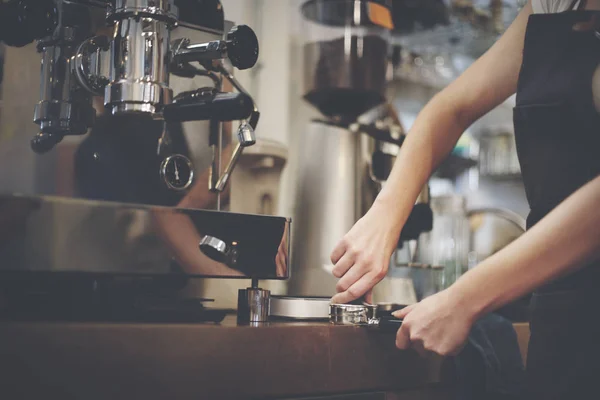 Barista bereitet Kaffee zu — Stockfoto