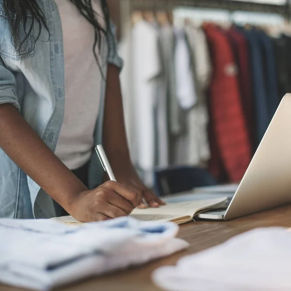 Mujer trabajando en tienda de moda —  Fotos de Stock