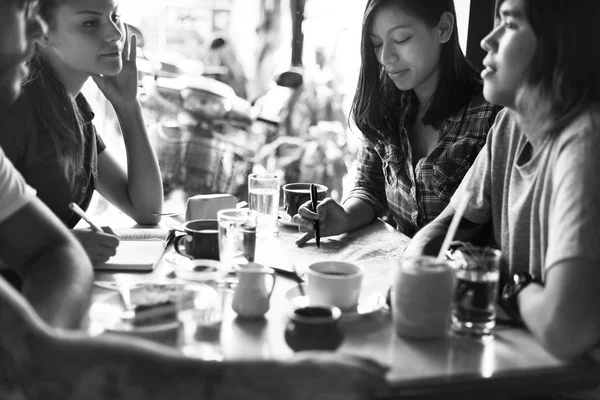 Personas tomando café — Foto de Stock