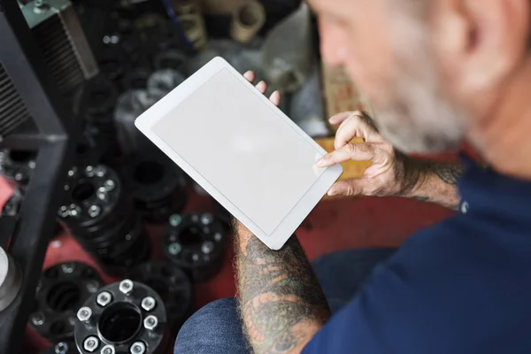 Autó szerelő segítségével digitális tabletta — Stock Fotó