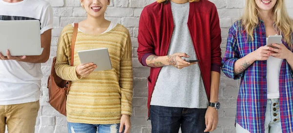 Studenten met behulp van digitale apparaten — Stockfoto