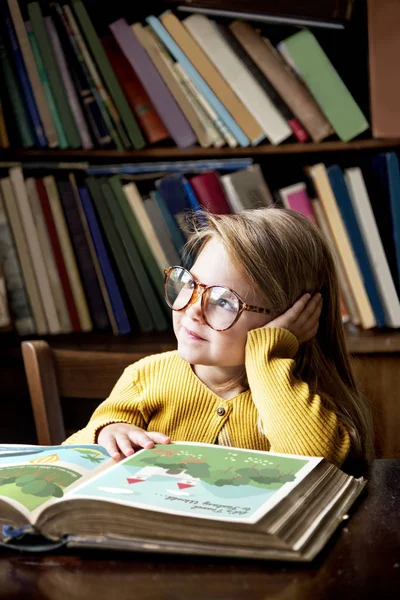 Menina lendo história — Fotografia de Stock