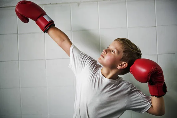 Chlapec stál v box rukavice — Stock fotografie