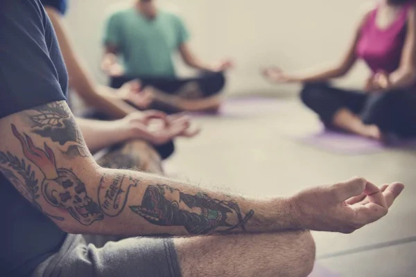 Спортивные люди, занимающиеся йогой медитацией — стоковое фото