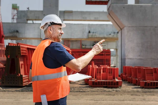 Trabalhador da construção civil com plano de arquitetura — Fotografia de Stock