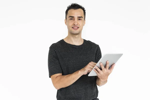 Hombre usando tableta digital en estudio — Foto de Stock
