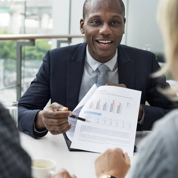 Empresario mostrando documento financiero — Foto de Stock