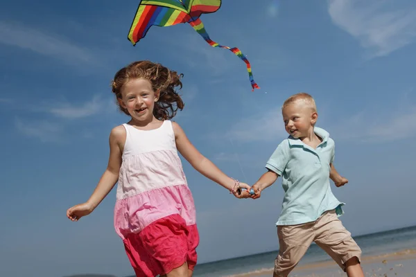 Bambini che giocano aquilone sulla spiaggia — Foto Stock