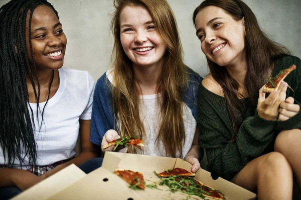 Barátnők pizzát eszik — Stock Fotó