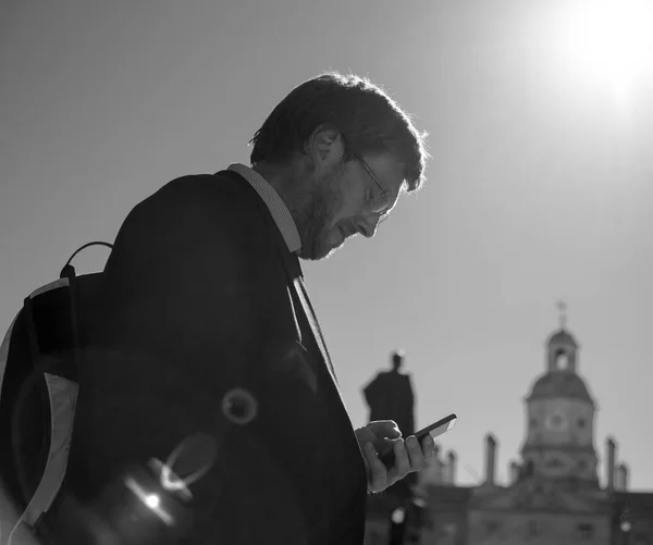 Homem de negócios usando smartphone — Fotografia de Stock