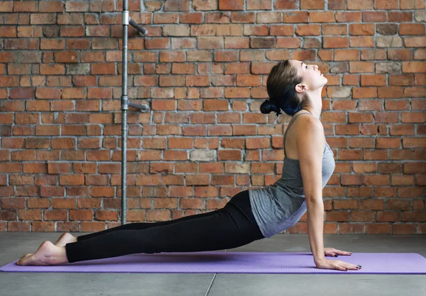 Yoga egzersiz egzersiz yaparak kadın — Stok fotoğraf