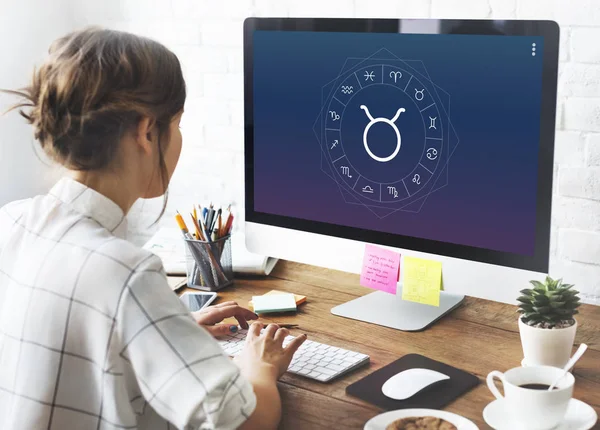 Mujer trabajando en la computadora — Foto de Stock