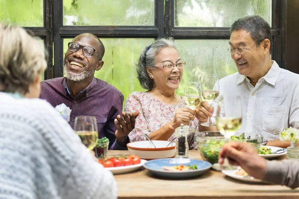 Senioren treffen sich — Stockfoto