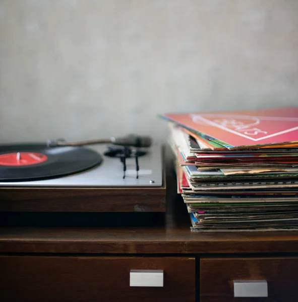 Vinyl draagbare speler en records — Stockfoto