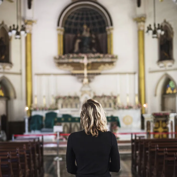 Perempuan Berdiri di Gereja — Stok Foto