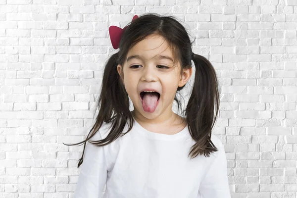 Cute little dziewczynka wyświetlone język — Zdjęcie stockowe