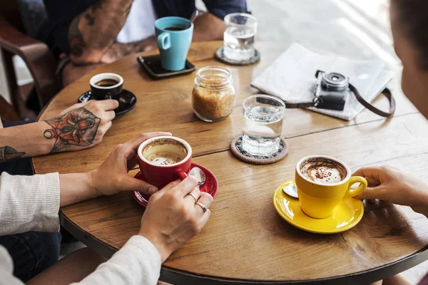 Folk drikker kaffe - Stock-foto