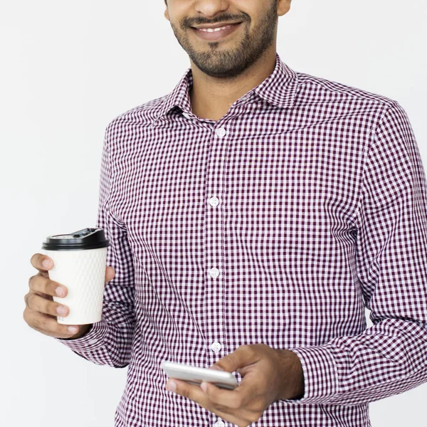 Indiase man bedrijf koffie mok — Stockfoto