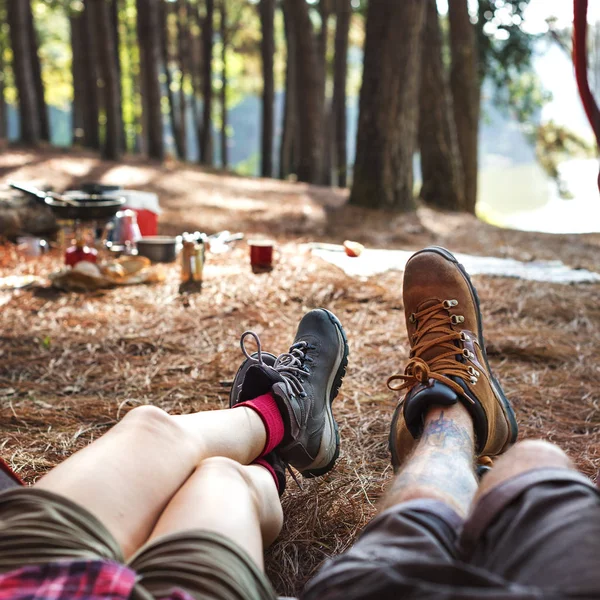 Par avkopplande i Camping — Stockfoto