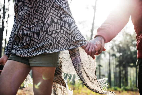 Casal caminhando na floresta — Fotografia de Stock