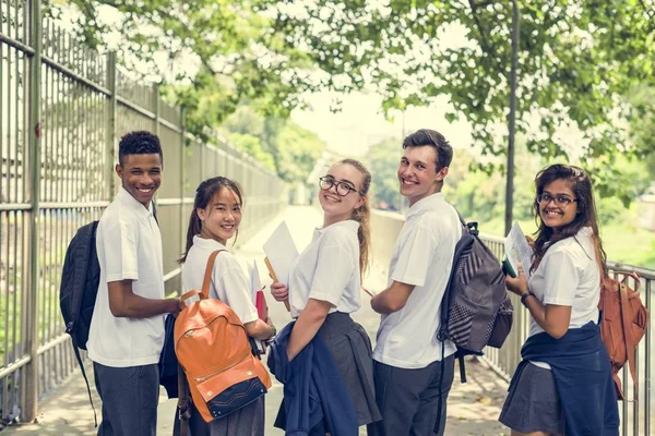 Diversos estudiantes en uniforme escolar —  Fotos de Stock