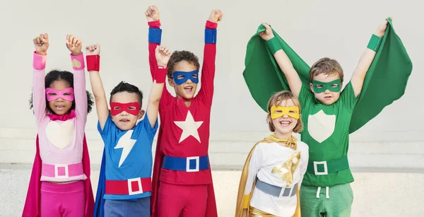 Superhelden vrolijke kinderen veel plezier — Stockfoto