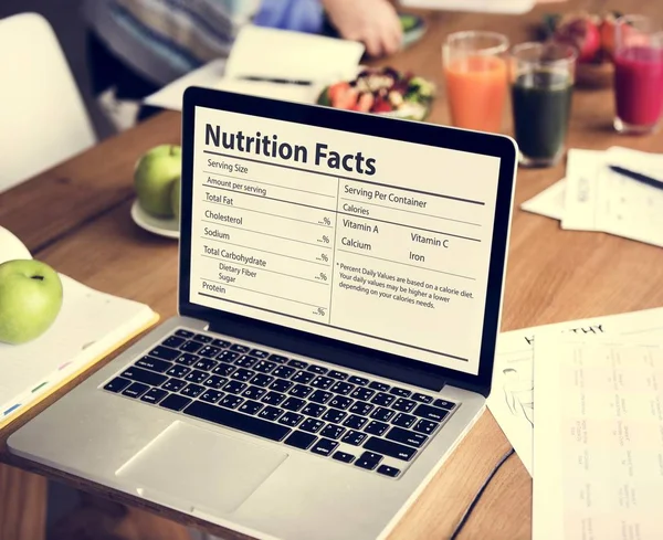 Laptop na stół z jedzeniem diety — Zdjęcie stockowe