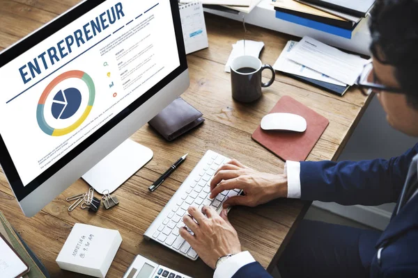 Empresario que trabaja con computadora — Foto de Stock