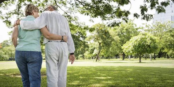 Couple sénior Détendez-vous dans le parc — Photo