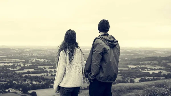 Jovem casal em montanhas — Fotografia de Stock