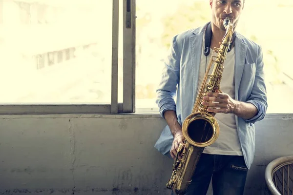 Spelende musicus-saxofoon — Stockfoto