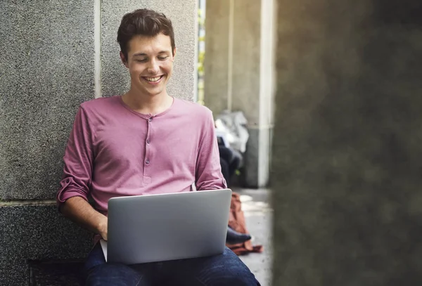 Jovem Guy Laptop Navegação — Fotografia de Stock